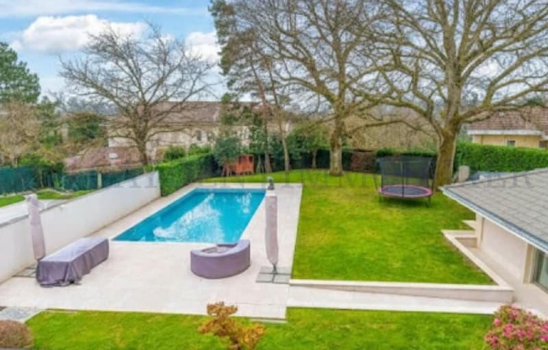 Villa d'exception avec une piscine et pool-house (1)