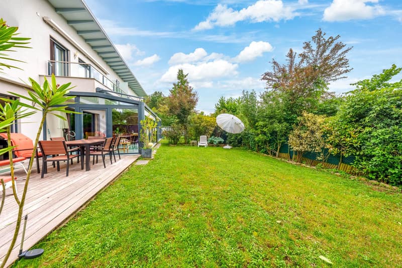 Charmante villa jumelée Minergie avec superbe jardin arboré ! (9)