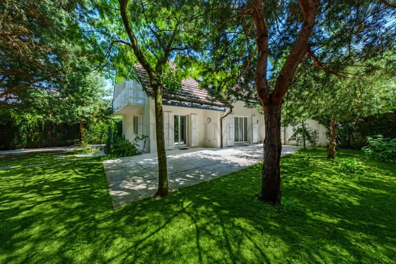 Villa jumelle rénovée avec studio d'appoint dans un environnement résidentiel privilégié à Commugny (1)