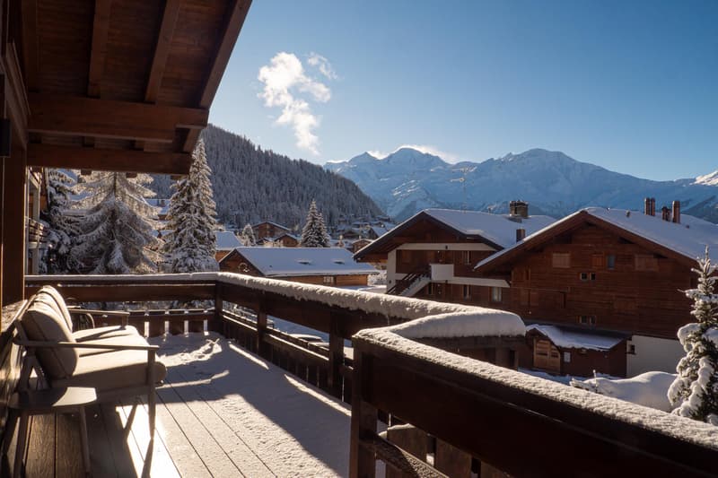 LOCATION SAISONNIÈRE : Appartement duplex de 4 chambres et 3 salles de bains, situé dans le centre de Verbier, avec un grand balcon panoramique offrant une vue imprenable sur les montagnes. (2)