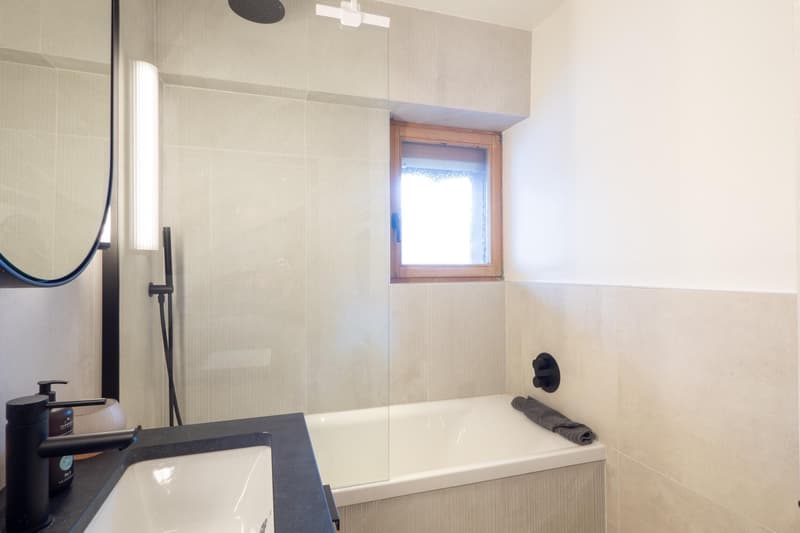 LOCATION SAISONNIÈRE : Appartement duplex de 4 chambres et 3 salles de bains, situé dans le centre de Verbier, avec un grand balcon panoramique offrant une vue imprenable sur les montagnes. (12)
