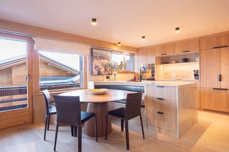 LOCATION SAISONNIÈRE : Appartement duplex de 4 chambres et 3 salles de bains, situé dans le centre de Verbier, avec un grand balcon panoramique offrant une vue imprenable sur les montagnes. (6)