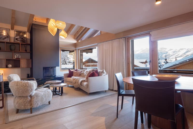 LOCATION SAISONNIÈRE : Appartement duplex de 4 chambres et 3 salles de bains, situé dans le centre de Verbier, avec un grand balcon panoramique offrant une vue imprenable sur les montagnes. (5)