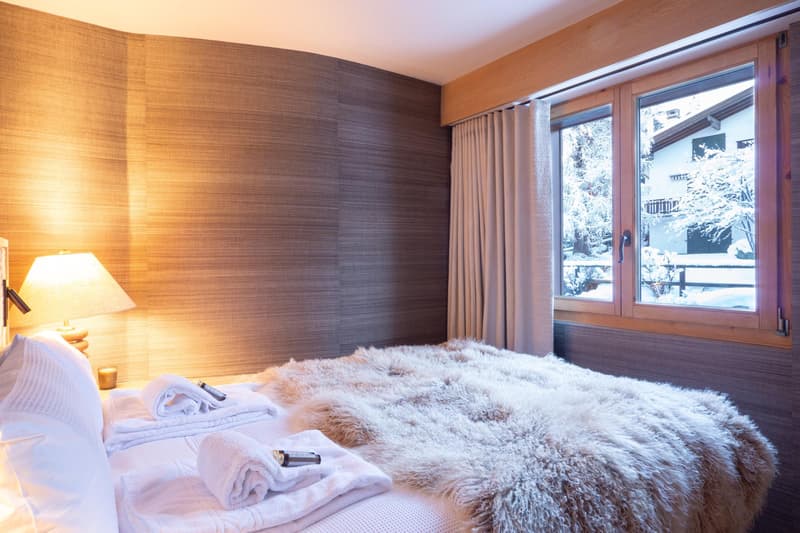 LOCATION SAISONNIÈRE : Appartement duplex de 4 chambres et 3 salles de bains, situé dans le centre de Verbier, avec un grand balcon panoramique offrant une vue imprenable sur les montagnes. (11)