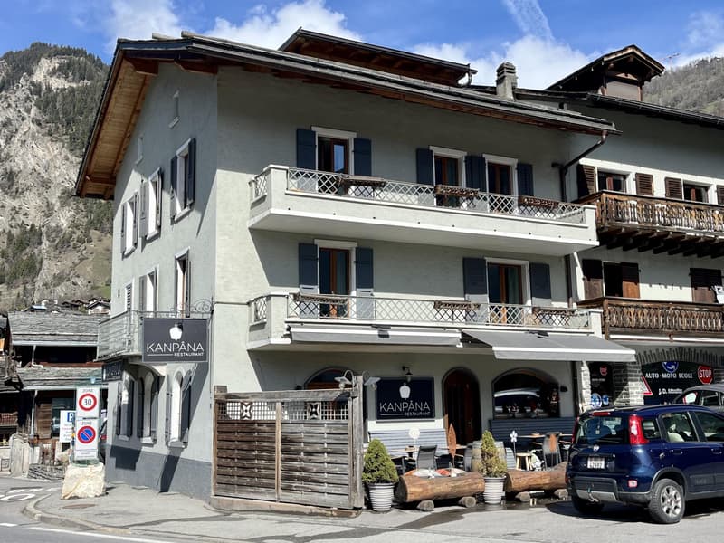 Beau bâtiment avec 4 appartements + espace commercial (1)