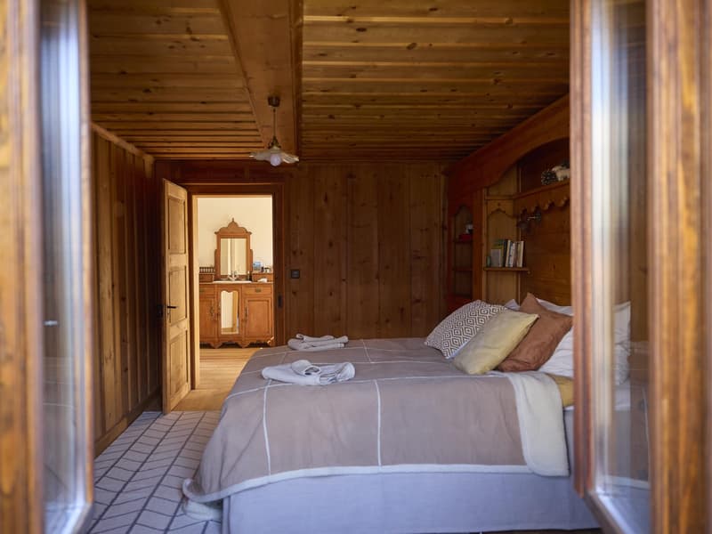 LOCATION SAISON D'HIVER - CHARMANT CHALET DE 3 CHAMBRES AVEC GRAND JARDIN OUVERT À SARREYER ? STYLE ALPIN - VUE IMPRENABLE SUR LES MONTAGNES (1)