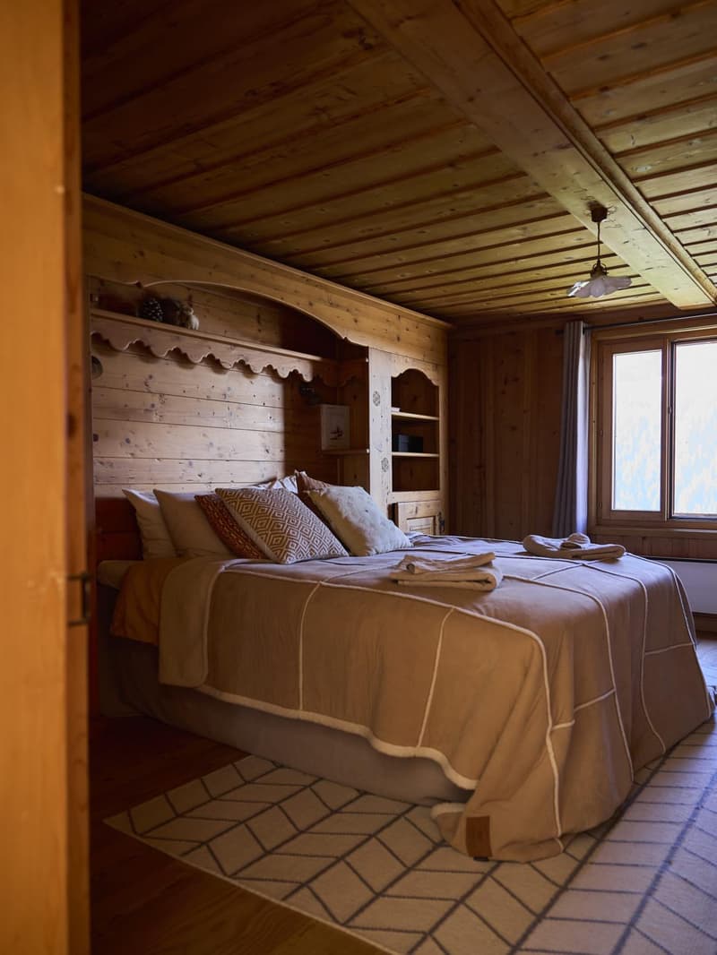 LOCATION SAISON D'HIVER - CHARMANT CHALET DE 3 CHAMBRES AVEC GRAND JARDIN OUVERT À SARREYER ? STYLE ALPIN - VUE IMPRENABLE SUR LES MONTAGNES (2)