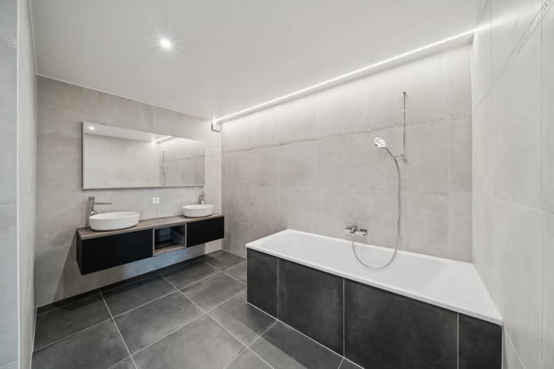 Appartement de 200 m2 avec balcon et deux places de parc extérieures (10)