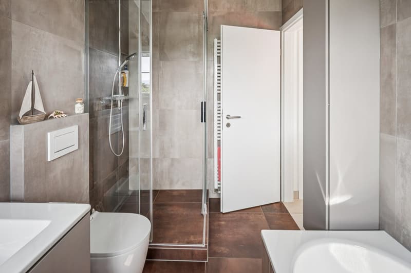 Maison individuelle entièrement rénovée de 5.5 pièces avec piscine et jardin (11)