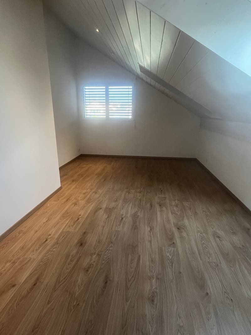 empty room, wooden floor, white walls, window with blinds