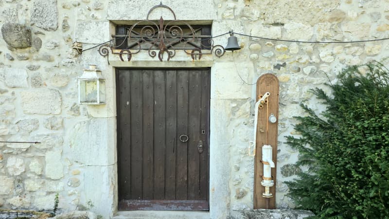 Anglefort : Maison forte T9 à rénover (3)