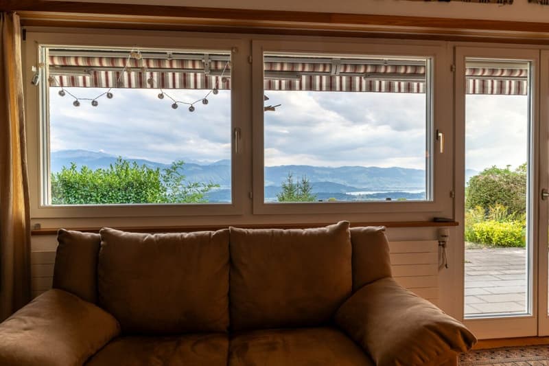 Exklusive Aussichtslage mit Weitblick über die Linthebene bis zum Zürichsee. (4)
