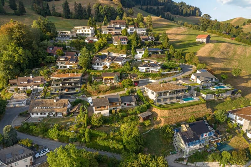 Exklusive Aussichtslage mit Weitblick über die Linthebene bis zum Zürichsee (6)