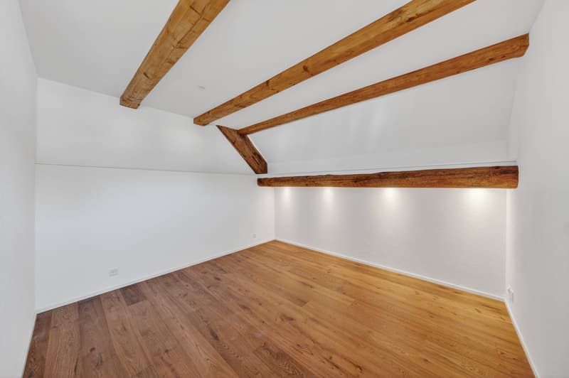 empty room, wooden beams, wooden floor, white walls, recessed lighting