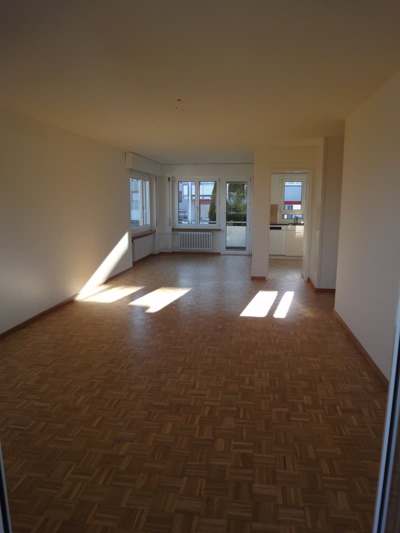 Helle 4.5-Zimmer-Wohnung mit Balkon und schöner Aussicht in Adliswil (4)