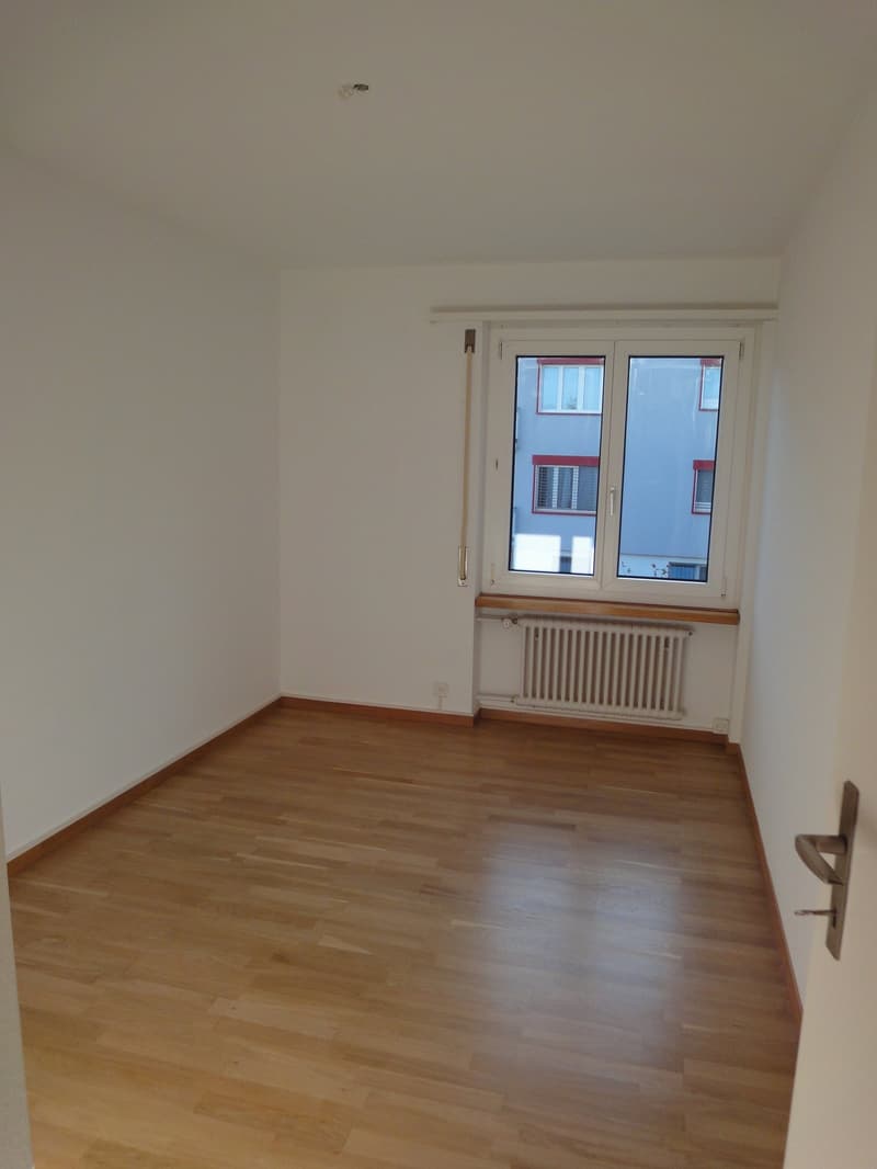 Helle 4.5-Zimmer-Wohnung mit Balkon und schöner Aussicht in Adliswil (8)