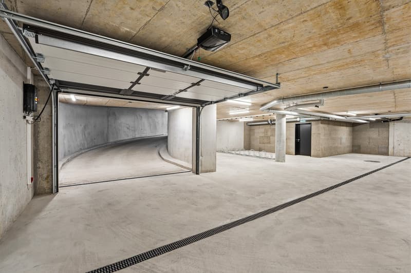 Töff-PP in neuer, moderne Tiefgarage (1)