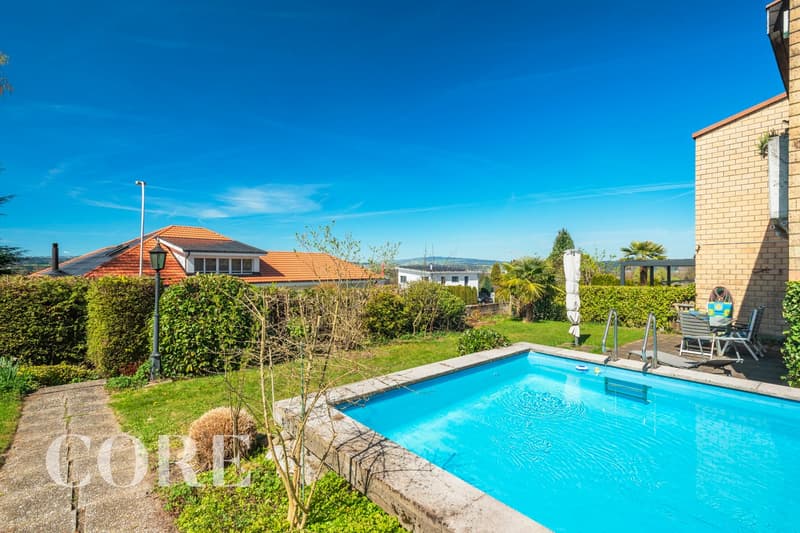 Pool mit Solaranlage