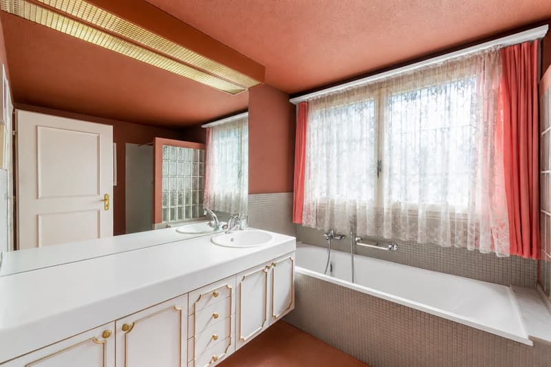 Bad mit Lavabo, Badewanne, Dusche, WC im Obergeschoss