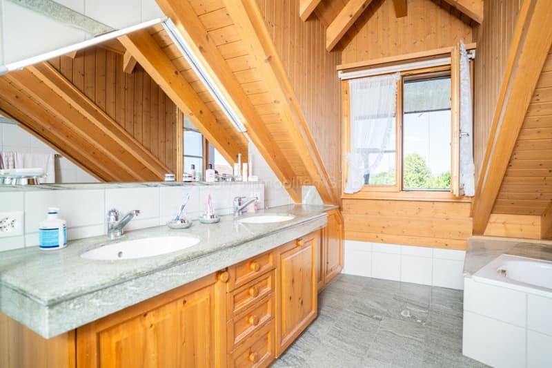 Maison bifamiliale avec terrain constructible - Une occasion unique (8)