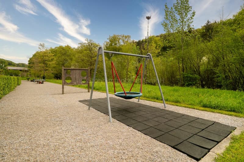 Gepflegte 2.5 Zimmer Wohnung mit grosszügigem Garten (18)