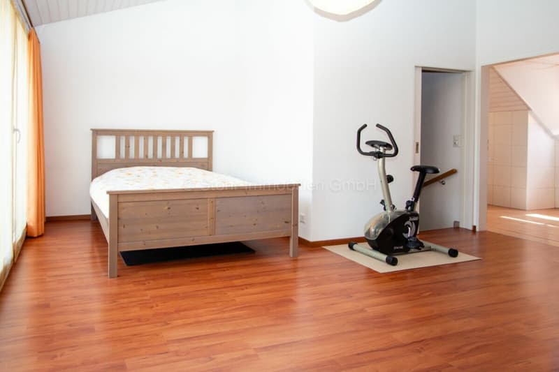 Helles 5.5 Zimmer Reiheneckhaus an kinderfreundlicher Lage (12)