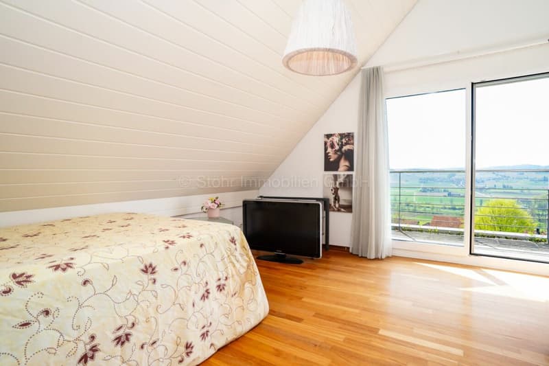MEDITERRAN LICHTDURCHFLUTETES 6.5 ZIMMER HAUS MIT TRAUMAUSSICHT (26)