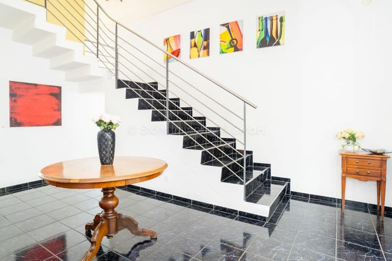MEDITERRAN LICHTDURCHFLUTETES 6.5 ZIMMER HAUS MIT TRAUMAUSSICHT (20)