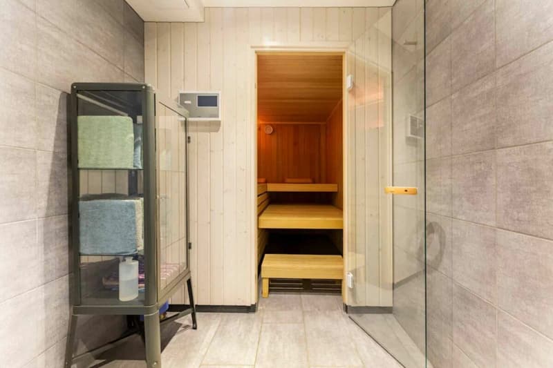 Elegante 10-Zimmer Villa mit aussergewöhnlicher Architektur (36)
