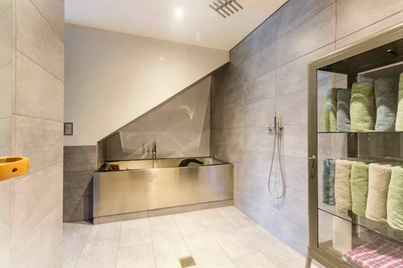 Elegante 10-Zimmer Villa mit aussergewöhnlicher Architektur (35)