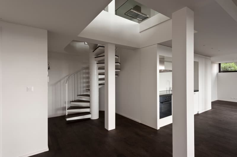 Wohnteil im Erdgeschoss mit Küche und Sicht auf die interne Treppe in den Wohnteil 1. OG