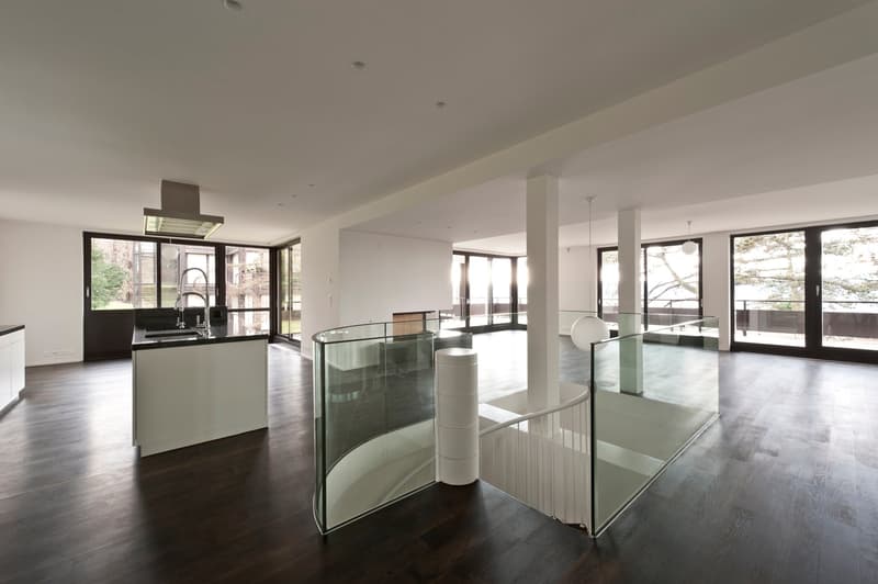 Sicht mit Wohnküche und Wohnraum. Treppe ins Erdgeschoss innerhalb der Wohnung