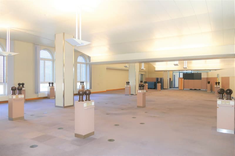Weitläufige Geschäftsraum mit integriertem Wintergarten (5)