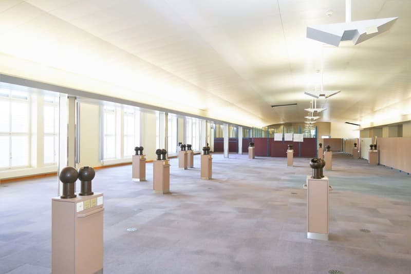 Weitläufige Geschäftsraum mit integriertem Wintergarten (3)