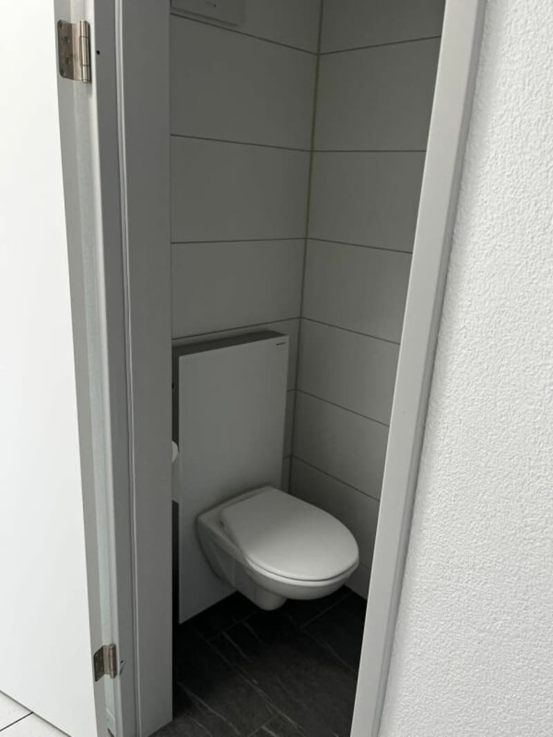 Helles Büro mit eigenem Balkon und WC (7)