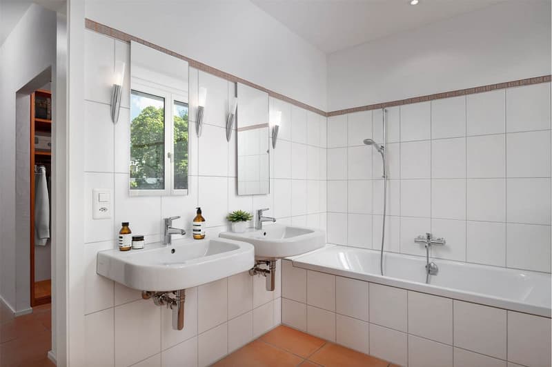 Wohnhaus mit einer 3½ und einer 2½-Zimmer-Wohnung mit Seesicht (11)