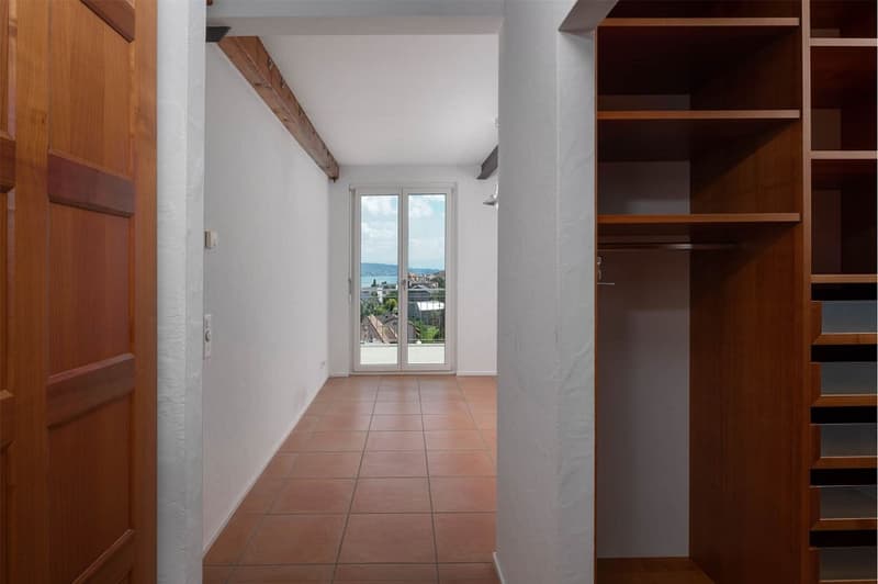 Wohnhaus mit einer 3½ und einer 2½-Zimmer-Wohnung mit Seesicht (10)