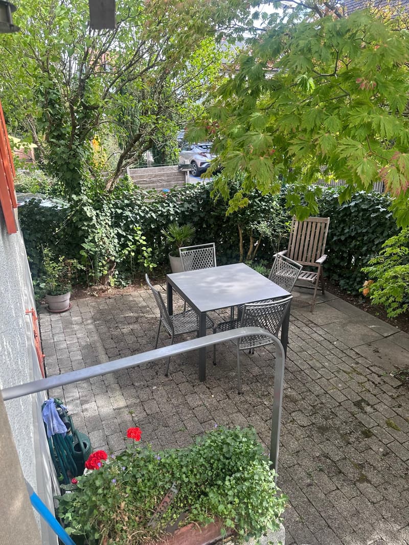 Sitzplatz zur Strasse