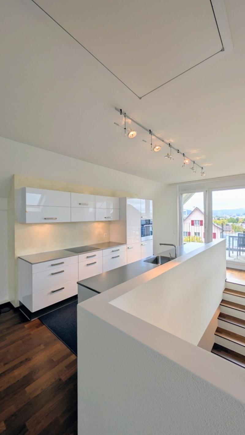 Grosszügige 5.5-Zimmer-Dach-Maisonettewohnung mit Balkon und Stadtblick in Opfikon (8)