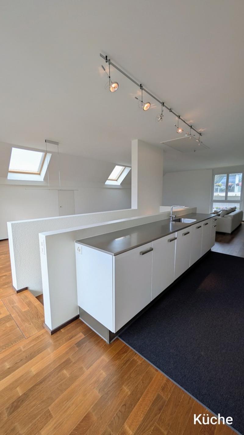 Grosszügige 5.5-Zimmer-Dach-Maisonettewohnung mit Balkon und Stadtblick in Opfikon (6)