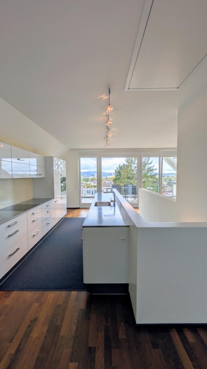 Grosszügige 5.5-Zimmer-Dach-Maisonettewohnung mit Balkon und Stadtblick in Opfikon (7)
