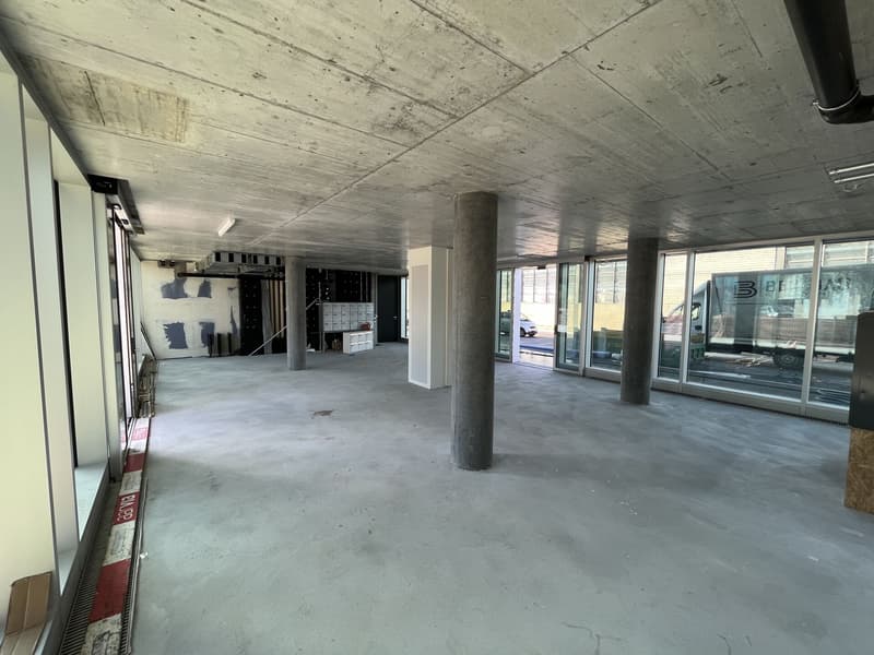 Ultimi spazi di vendita e servizio alla nuova stazione del Sud (5)