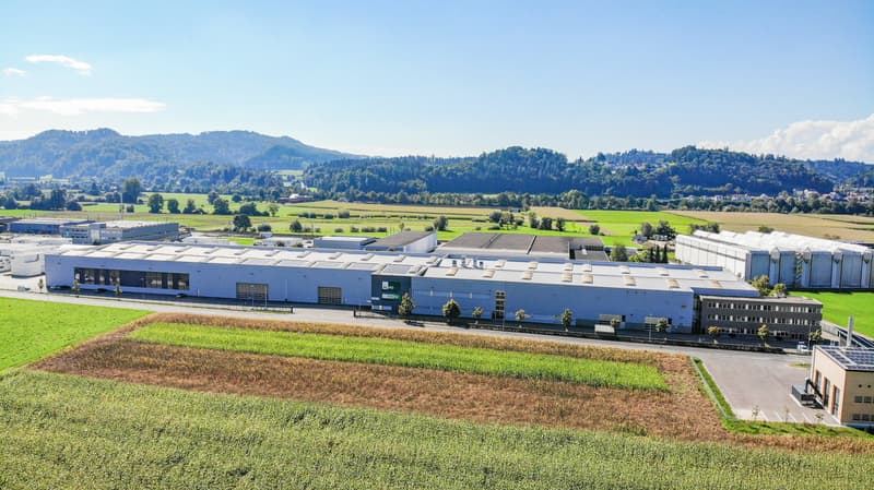 Industriehalle und befestigte Aussenfläche