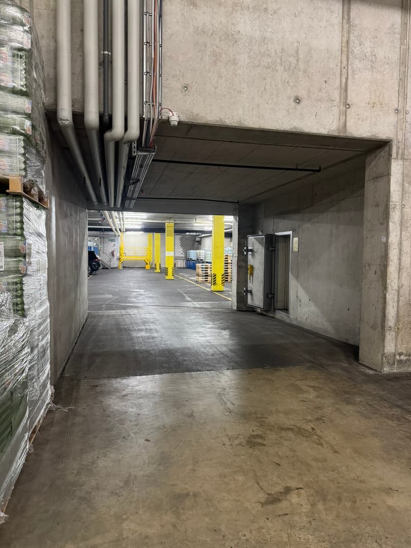 Zugang zu weiteren Mietflächen im Nebengebäude Untergeschoss 4'000 m² mit Sprinter-Andockstellen Lieferwagen (_3.5 t)