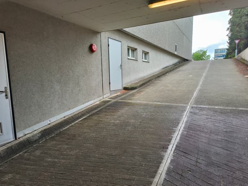 Ein-/Ausfahrt Tiefgarage