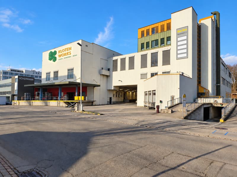 Vermietung Gewerbe-/Lagerflächen ca. 13'600 m² mit acht LKW-Rampen überdacht