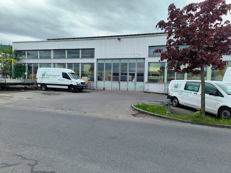 Hallen Ein/Ausfahrt