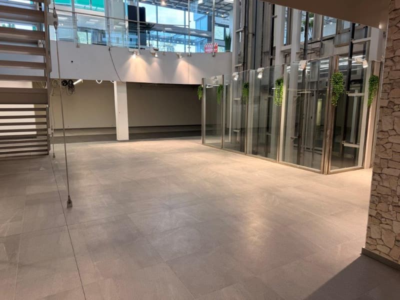 Top-Visibilität und hohe Kundenfrequenz im Hause sowie im direkten Umfeld (4)