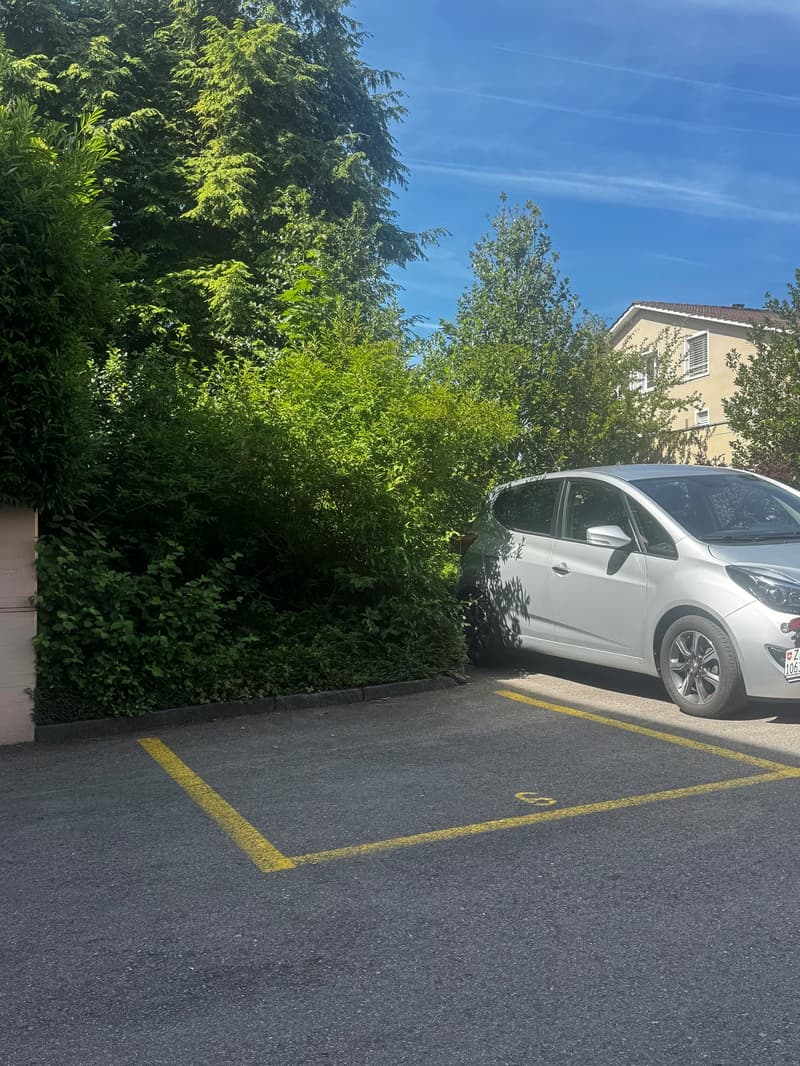 Aussenparkplatz für Motorräder oder kleinere Fahrzeuge (1)