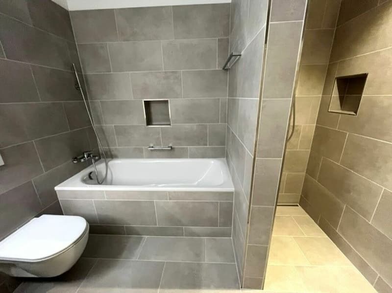 Bad mit Dusche / Wanne